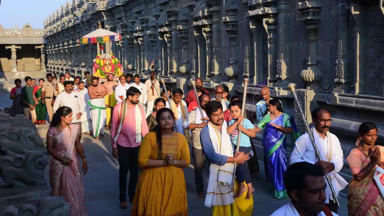 లక్ష్మీనరసింహస్వామికి నిత్యార్చనలు