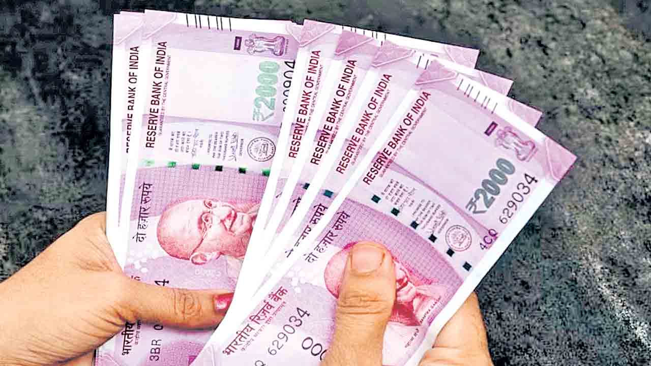 2000 Note | పెట్రోల్‌ బంకుల్లో చిల్లర కష్టాలు.. వెయ్యి దాటితేనే 2వేలకు చిల్లర్లు ఇస్తామని కండీషన్లు