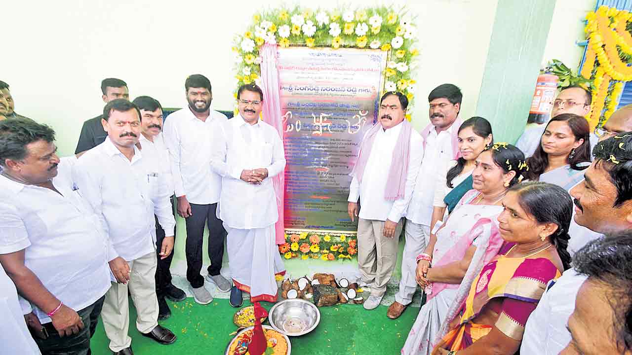 పాడిపంటలతో సుభిక్షంగా ప్రజలు