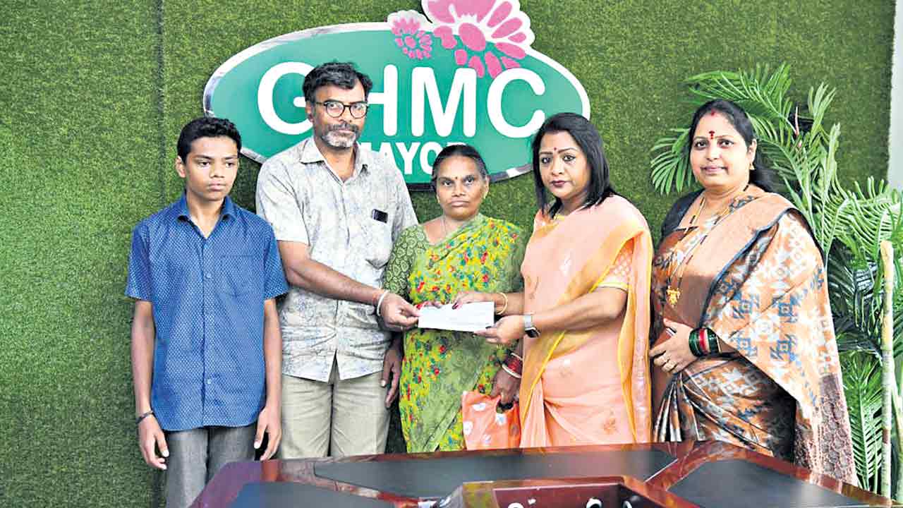 మౌనిక కుటుంబానికి ఆర్థిక సాయం