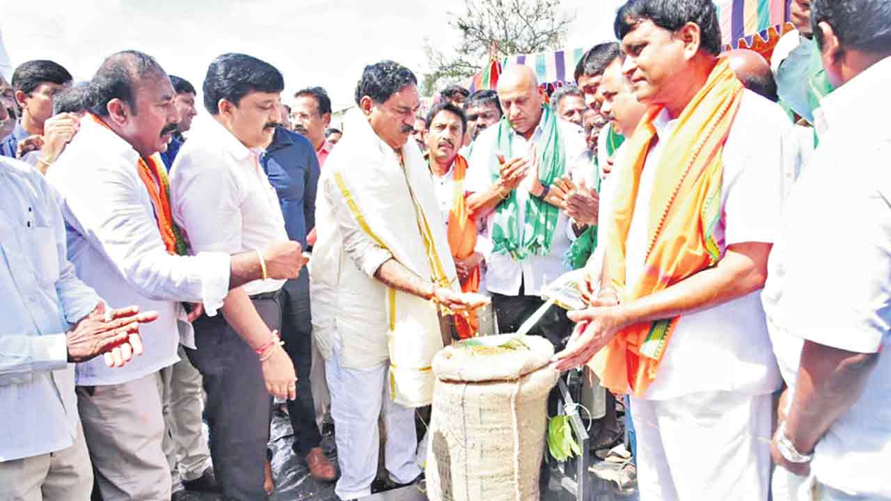 కల్లాల వద్ద ప్రతిపక్షాల ధర్నా సిగ్గుచేటు