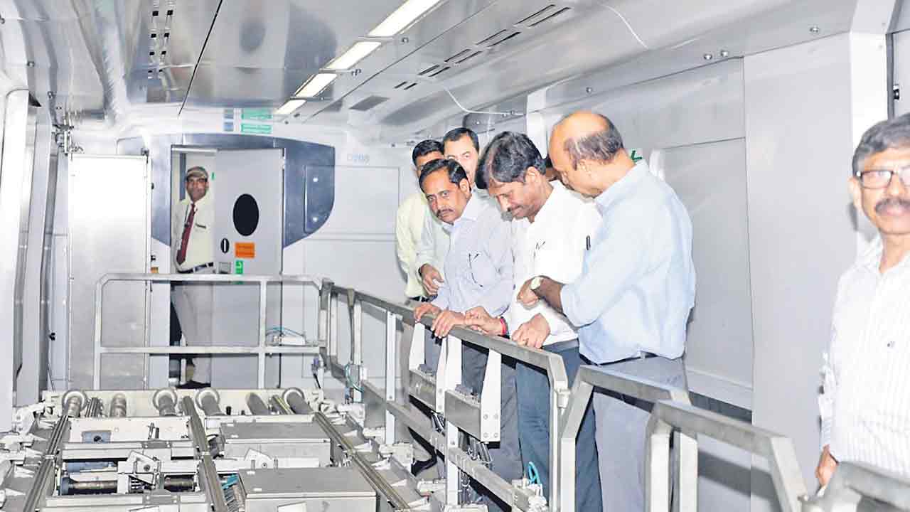 ఢిల్లీ ఎయిర్‌పోర్టు మెట్రో సందర్శన