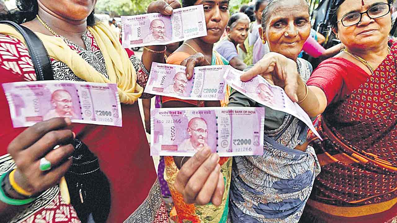 RBI |  2 వేల నోటు రద్దు అసంబద్ధం, అనాలోచితం.. మోదీ సర్కారుపై విపక్షాల మండిపాటు