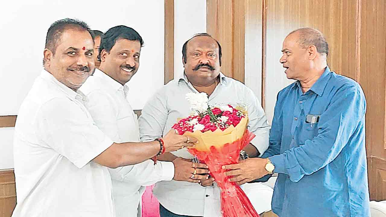 రేషన్‌ డీలర్ల సమస్యలను పరిష్కరిస్తాం