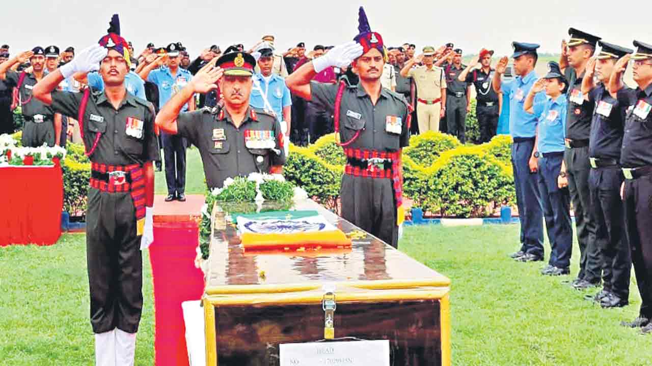 ఆర్మీ జవాన్‌ అనిల్‌కు ఘన నివాళి