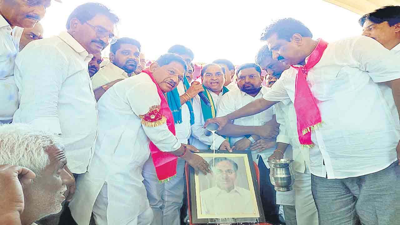 మక్క రైతుకు కేసీఆర్‌ అండగా నిలిచిండు..