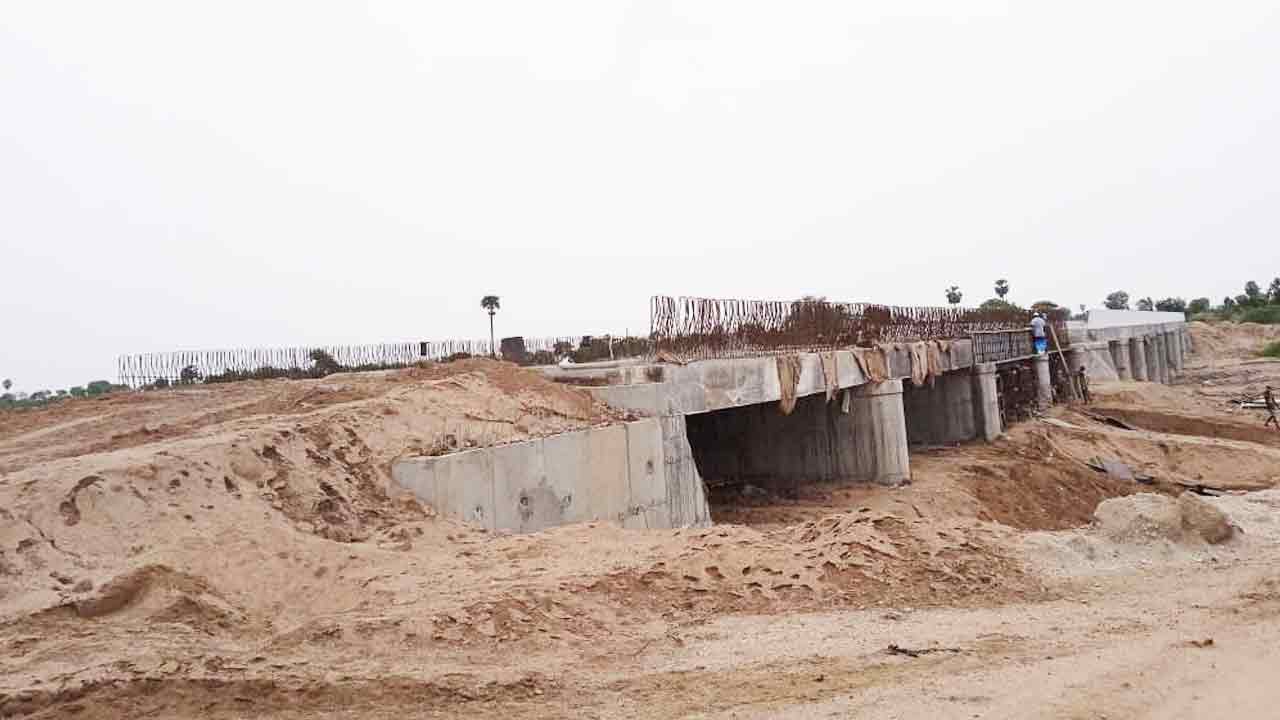 చకచకా బ్రిడ్జి నిర్మాణ పనులు