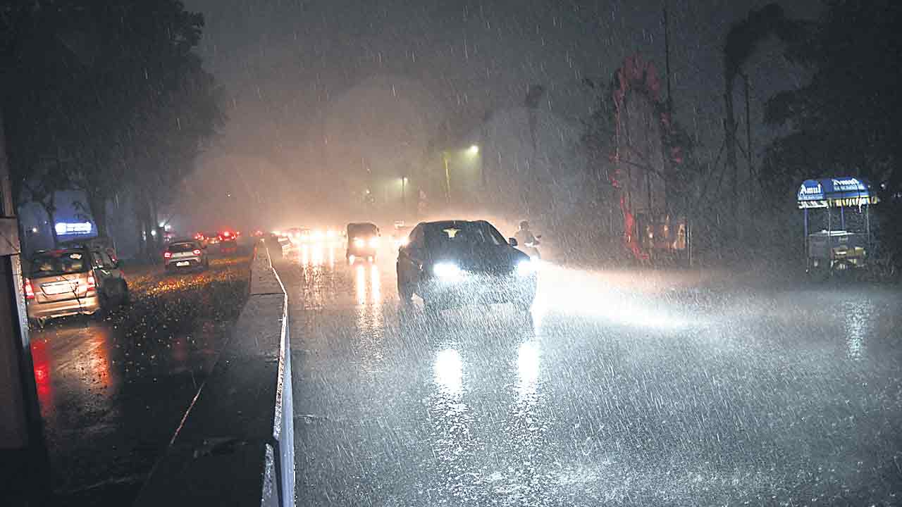 మళ్లీ దంచికొట్టి..