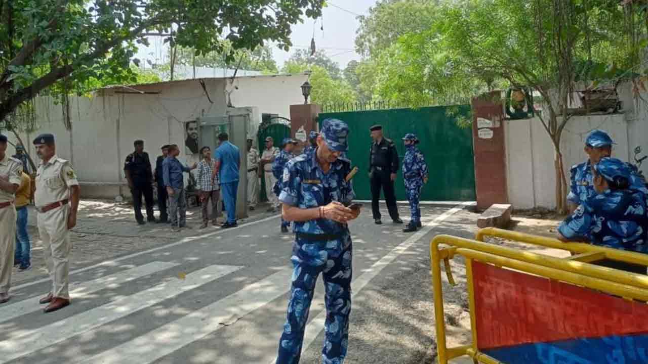 లాలూ సన్నిహితుల ఇండ్లలో సీబీఐ సోదాలు