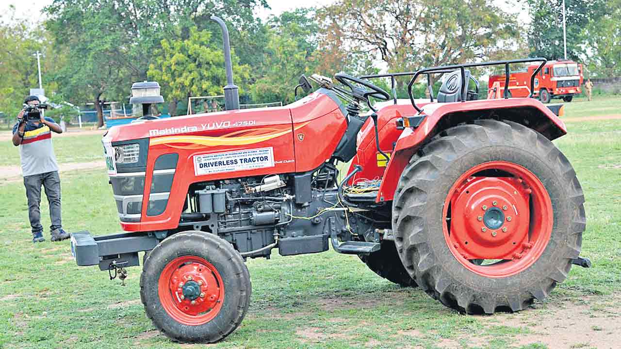 Driverless tractor |  డ్రైవర్‌లెస్‌ ట్రాక్టర్‌.. కిట్స్‌ ప్రొఫెసర్ల అద్భుత ఆవిష్కరణ.. అభినందించిన మంత్రి కేటీఆర్‌
