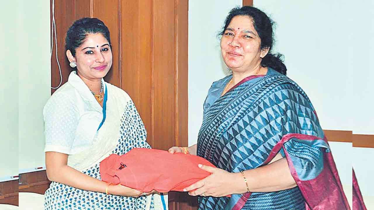 అంగన్‌వాడీల్లో 100% హాజరుండాలి