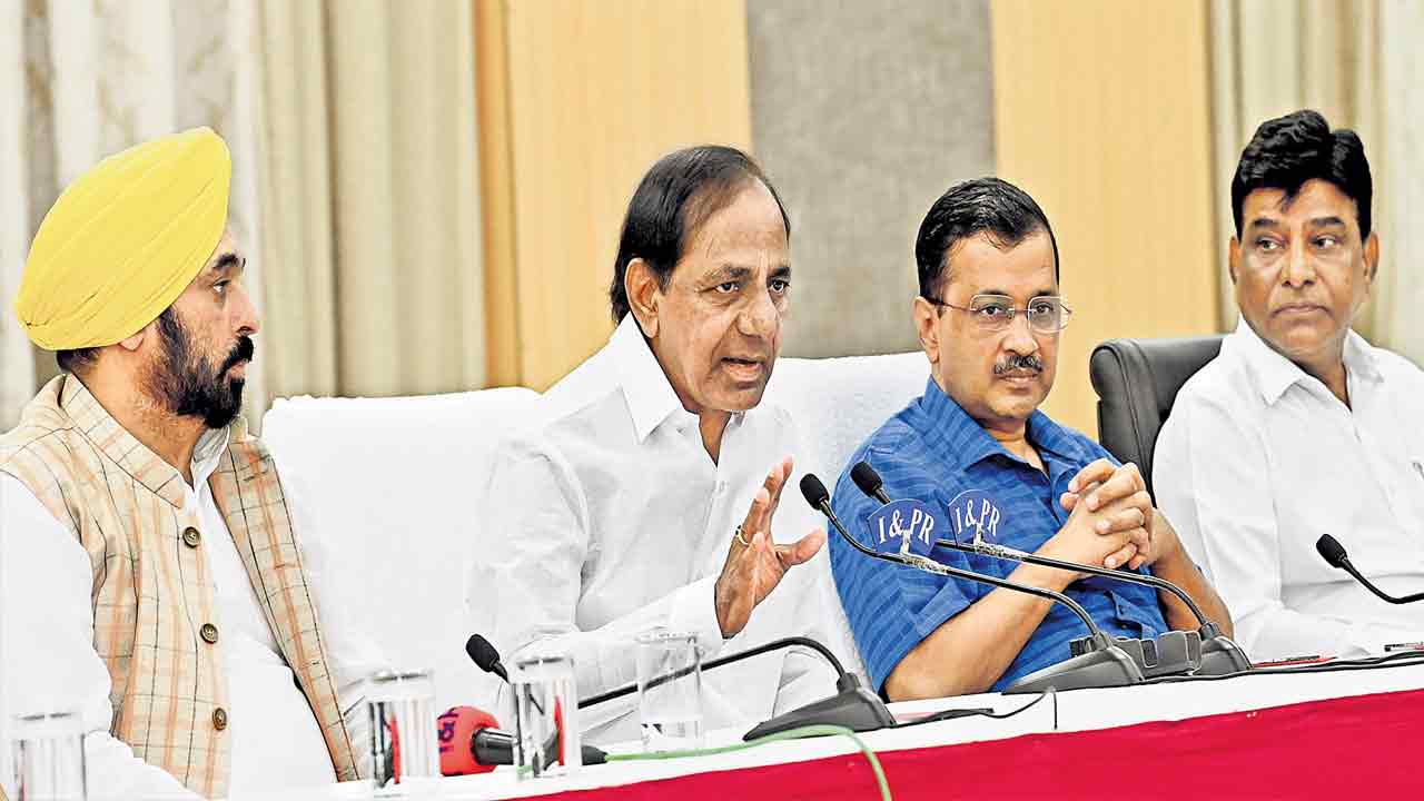 CM KCR |  ఎమర్జెన్సీ దిశగా దేశం.. బీజేపీ పాలనలో భారత రాజ్యాంగ వ్యవస్థల ధ్వంసం: సీఎం కేసీఆర్‌