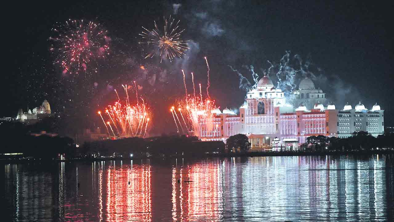 వెలుగులు విరజిమ్ముతూ.. కాంతులీనుతూ..