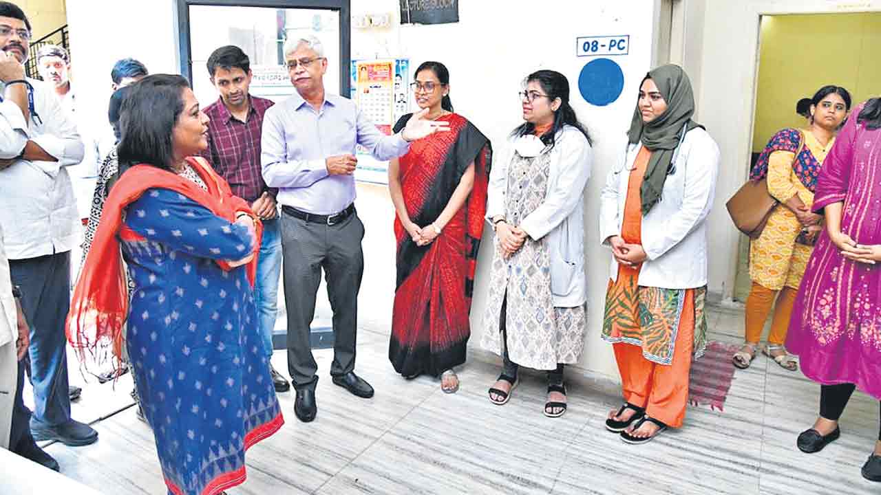 పారిశుధ్య కార్మికులకు క్యాన్సర్‌ స్రీనింగ్‌ పరీక్షలు