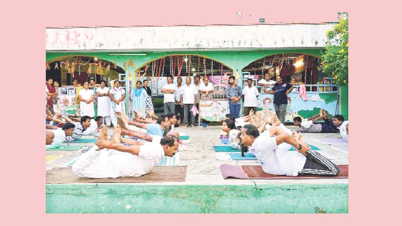Yoga |  నిత్య ఆరోగ్యానికి యోగాస్త్రం.. సాధనపై మక్కువ పెంచుకుంటున్న యువత, ఉద్యోగులు