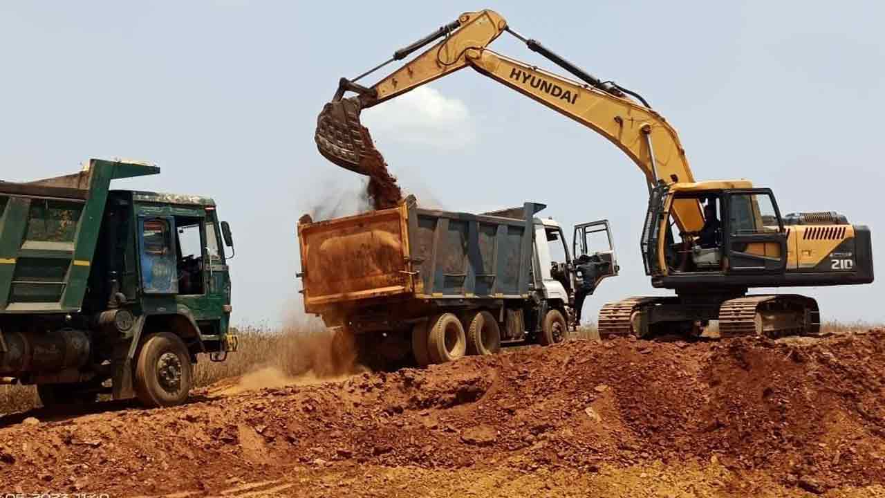 Illegal mining |  ప్రభుత్వ ఆదాయానికి గండి.. గుట్టలు, మట్టి దిబ్బలను గుల్ల చేస్తున్న అక్రమార్కులు