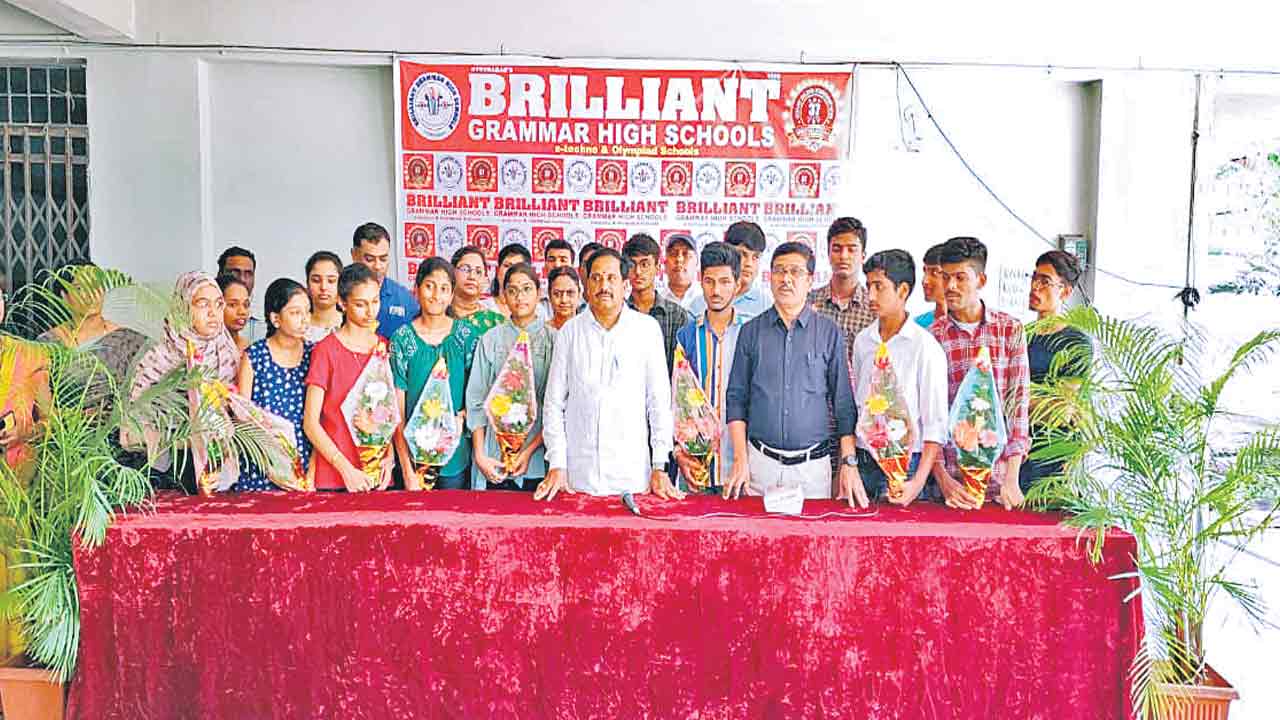 పదిలో రాష్ట్రస్థాయిలో బ్రిలియంట్‌ గ్రామర్‌ హైస్కూల్‌ హవా