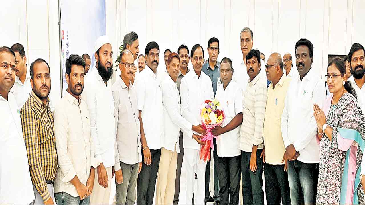 CM KCR |  చిరుద్యోగుల మోములో దరహాసం.. పారిశుద్ధ్య కార్మికులకు జీతాల పెంపు.. కాంట్రాక్టు ఉద్యోగుల క్రమబద్ధీకరణ