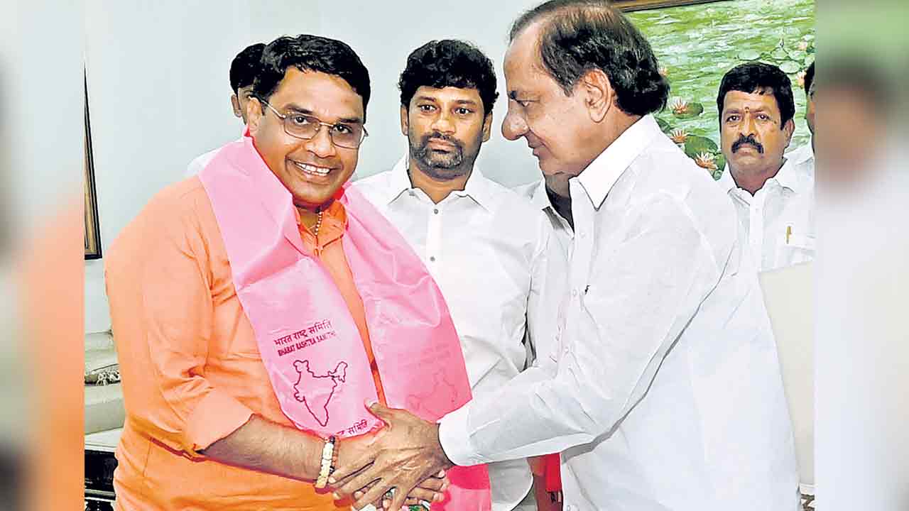 BRS | మహారాష్ట్ర సీఎం ఏక్‌నాథ్‌ షిండేకు బీఆర్‌ఎస్‌ షాక్‌.. ప్రవీణ్‌ షిండే సహా పలువురు గులాబీ గూటికి