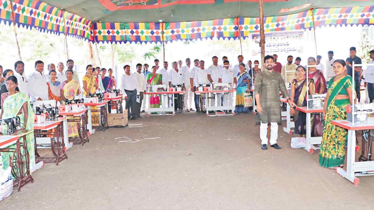 మహిళల అభ్యున్నతికి సర్కార్‌ కృషి