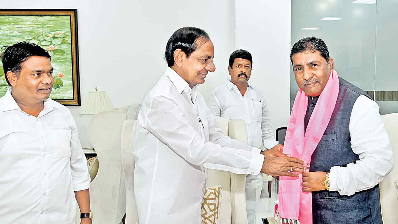 బీఆర్‌ఎస్‌లో ‘మహా’ చేరికలు