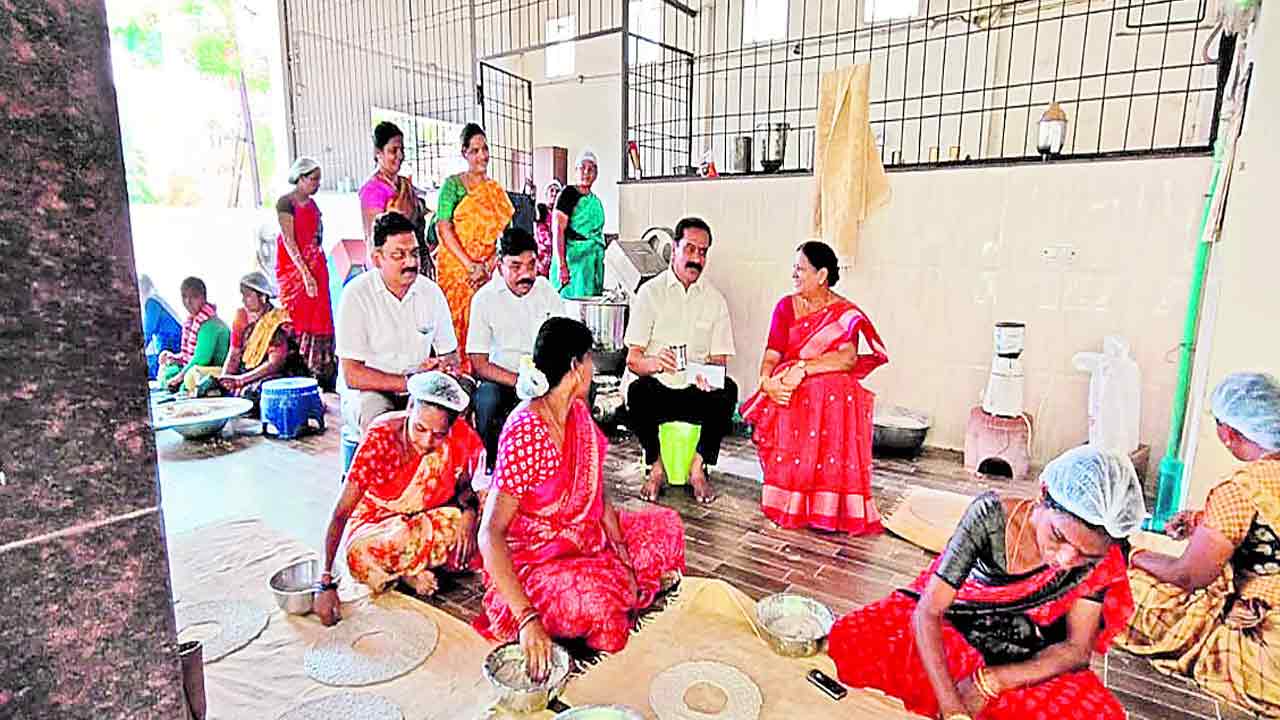 మహిళా కార్మికుల సంక్షేమానికి కృషి