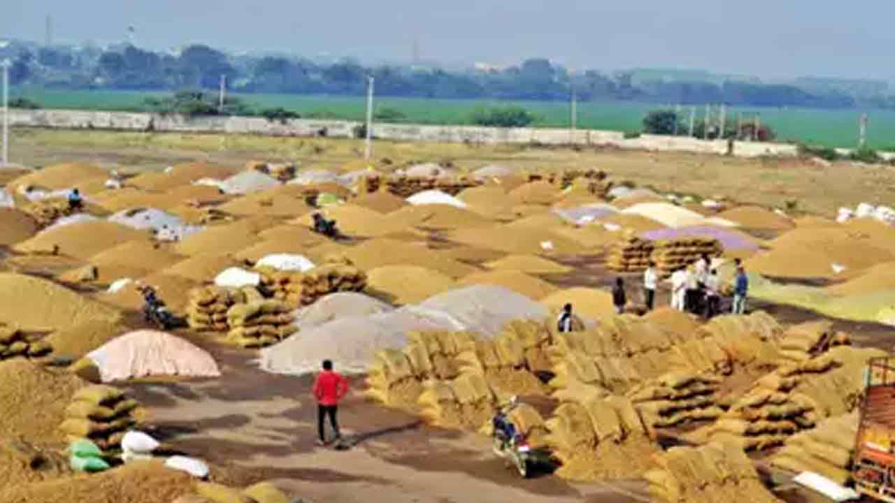 నష్టపోయిన రైతులను కేంద్రం ఆదుకోవాలి