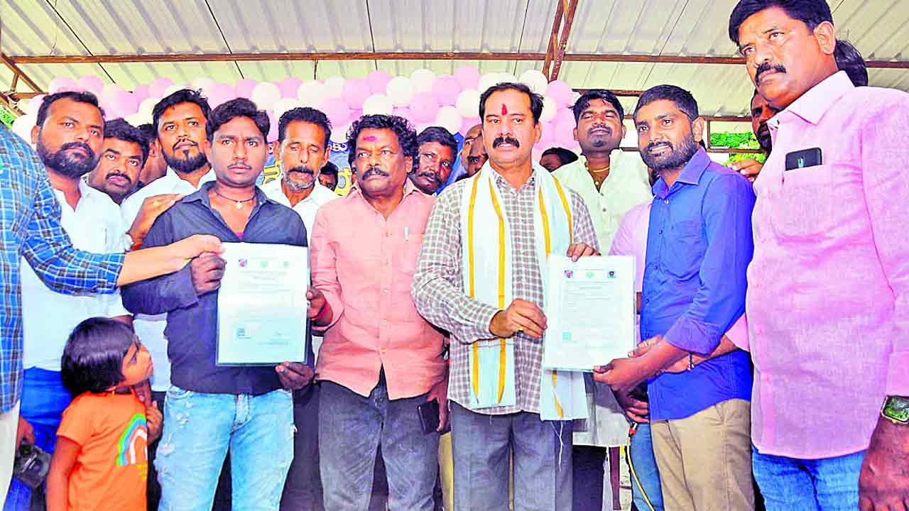 అర్హులందరికీ ఇళ్ల పట్టాలు