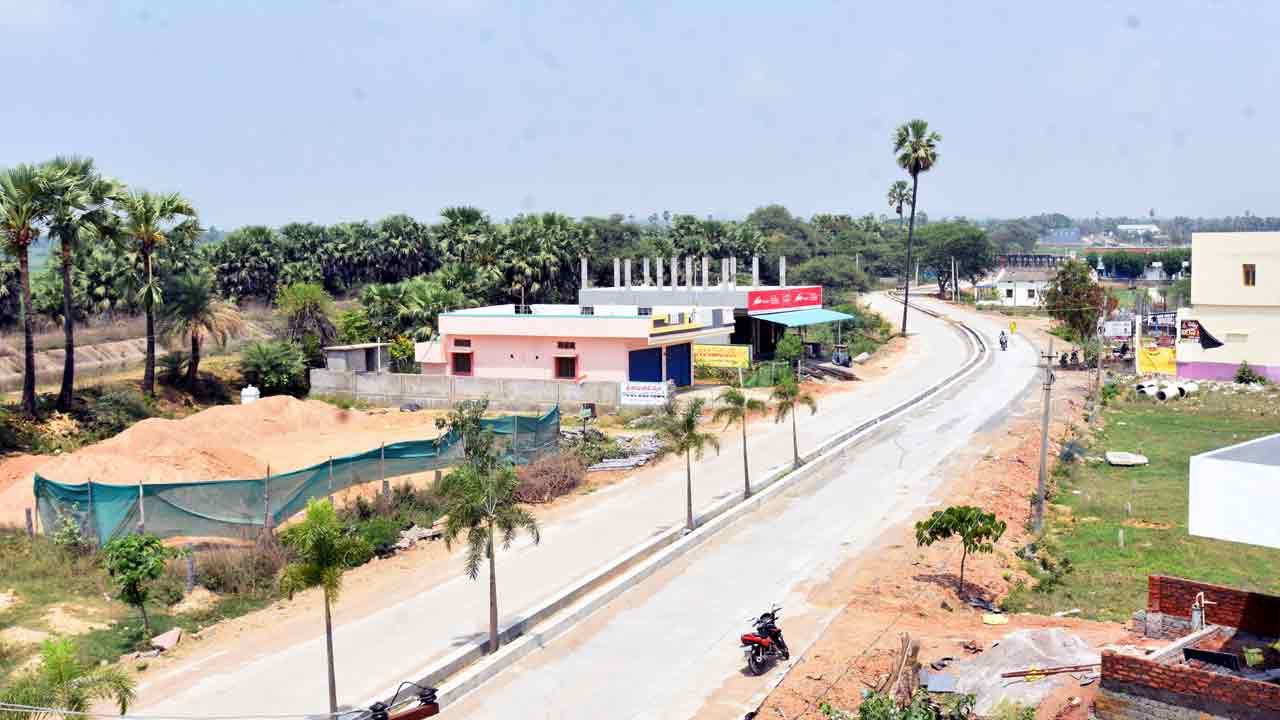 రోడ్డు సూపర్ స్పీడ్..