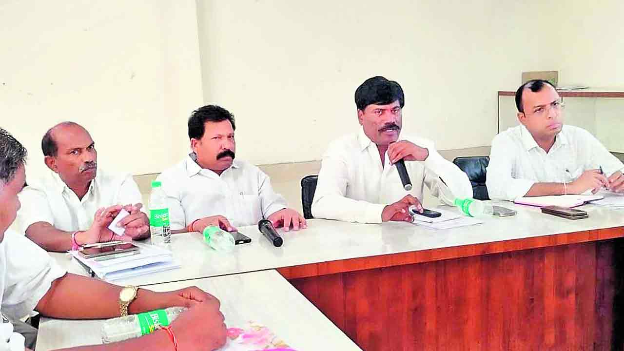 కొనుగోళ్లను వేగవంతం చేయాలి