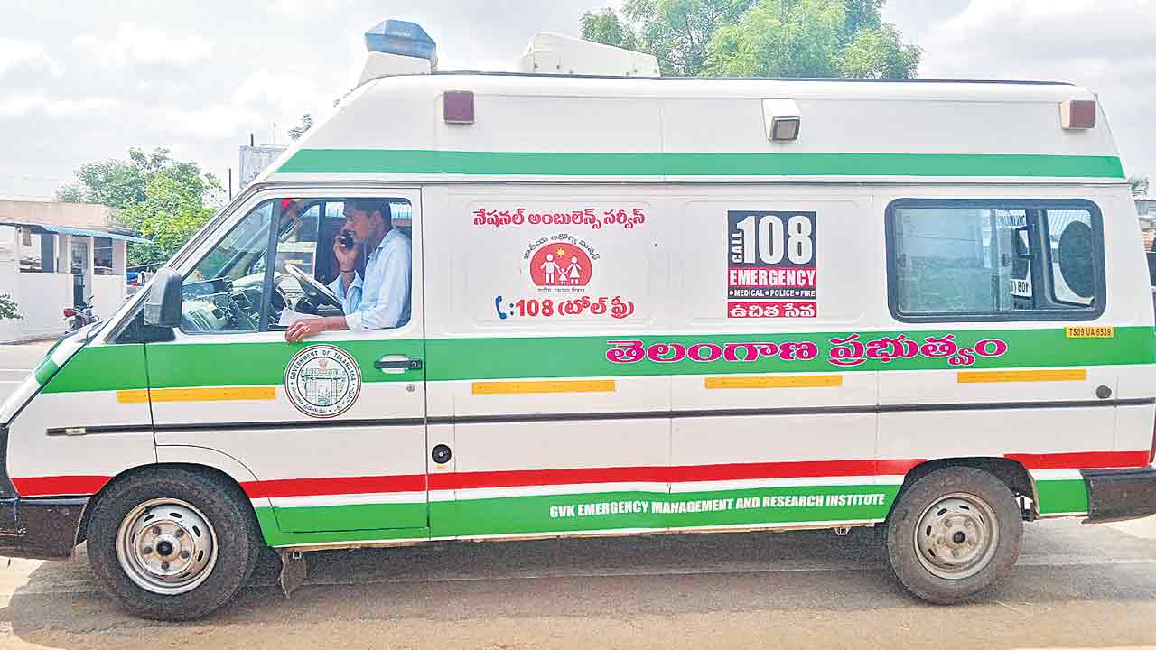 108 |  ఆపత్కాలంలో అంబులెన్సు.. బాధితులను సకాలంలో దవాఖానకు తరలించి అండగా ఉంటున్న సిబ్బంది