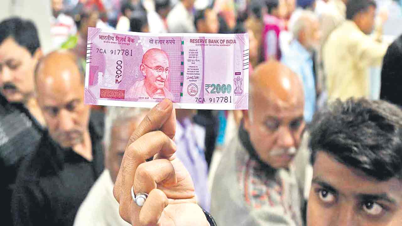 Service Charges |  చార్జీ పడొచ్చు.. నెలలో మూడు దఫాలకు మించిన నగదు జమపై సర్వీసు రుసుం వసూలు