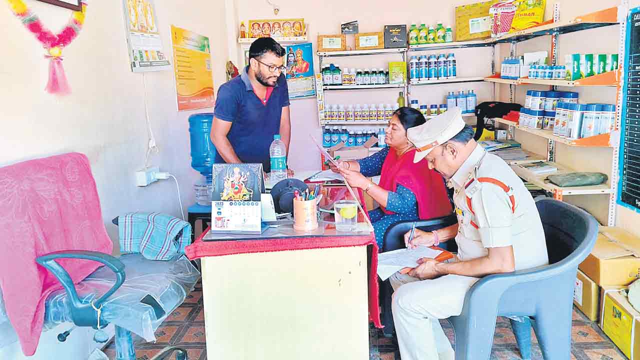 నకిలీ విత్తనాలపై ఉక్కుపాదం