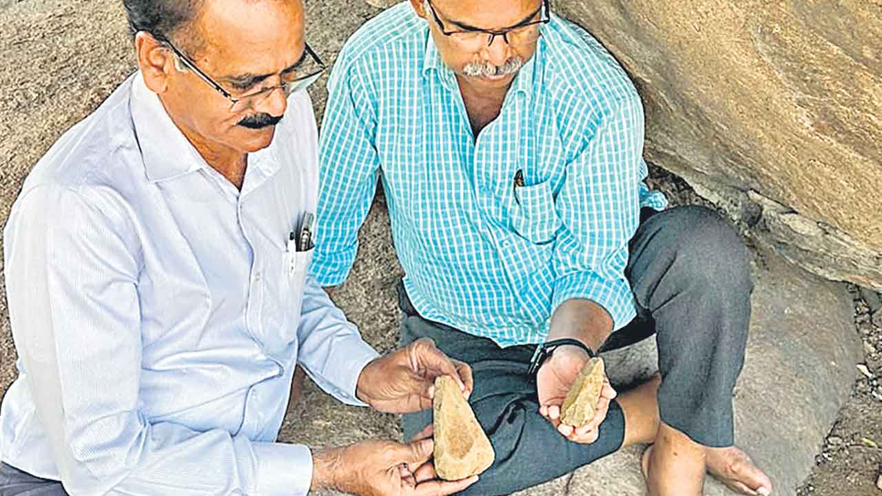 Neolithic celts |  రాజధాని నడిబొడ్డున ఆదిమానవుని ఆనవాళ్లు.. బీఎన్‌ఆర్‌ హిల్స్‌లో కొత్త రాతియుగపు గొడ్డళ్లు