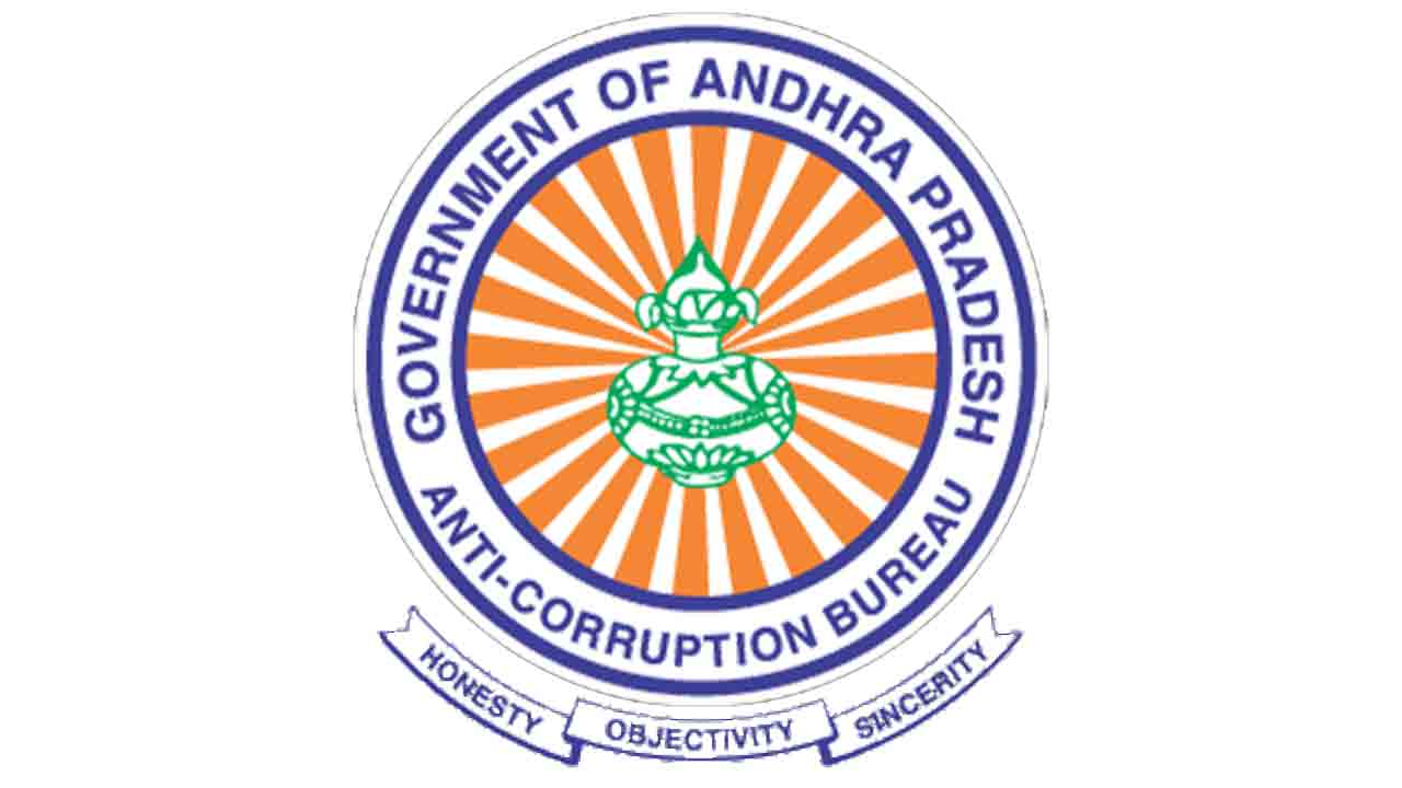 ఏపీ అధికారులపై ఏసీబీ దాడులు