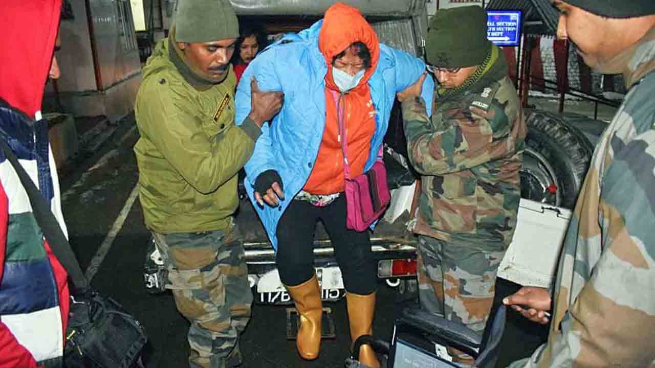 Sikkim Land Slides | సిక్కింలో కొండ చరియలు.. 500 మంది టూరిస్టులను రక్షించిన సైన్యం