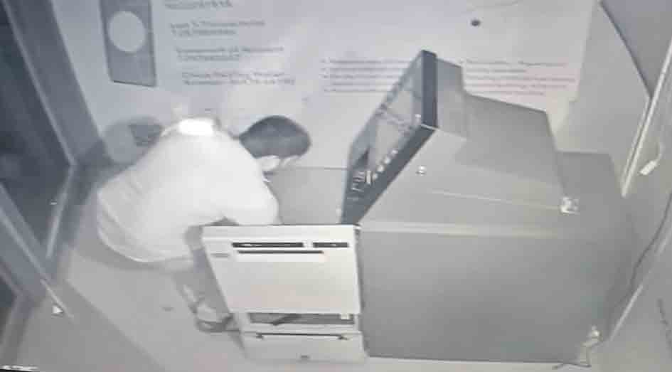 ఏటీఎంలో.. 5 లక్షల చోరీ