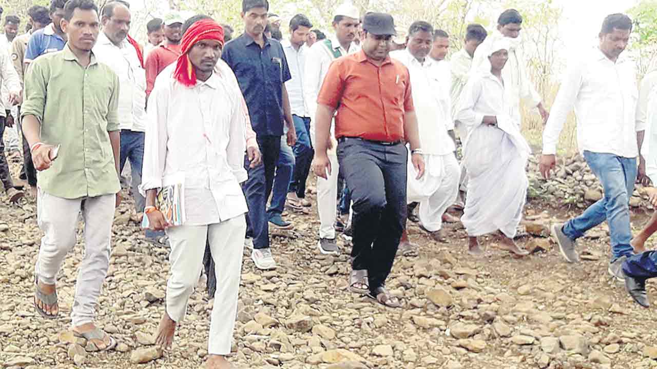 కాలినడకన వెళ్లి.. బావిని పరిశీలించి..