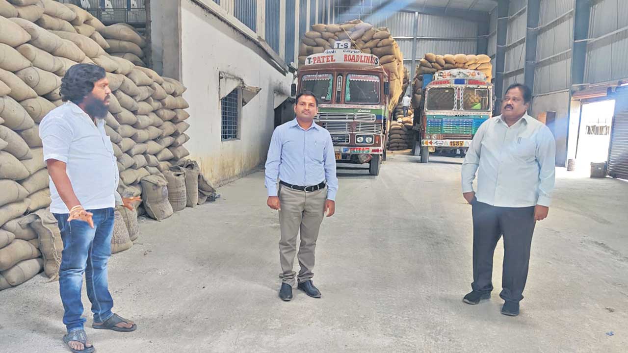 ధాన్యంలో కోత పెట్టొద్దు..