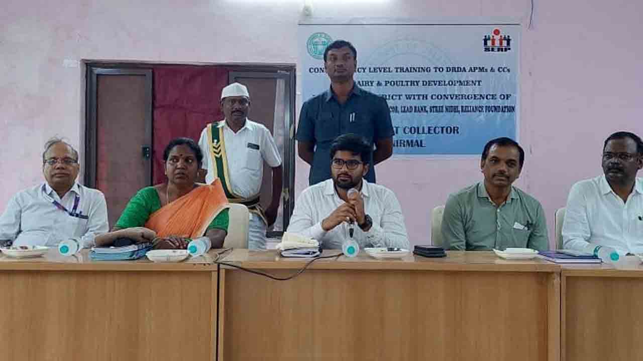 పాడి, కోళ్ల పరిశ్రమలకు ప్రాధాన్యమివ్వండి