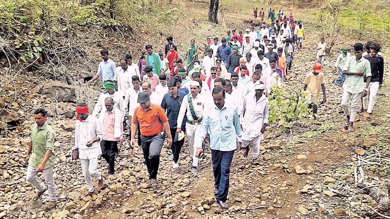 అటవీగ్రామాల్లో కాలినడకన కలెక్టర్‌