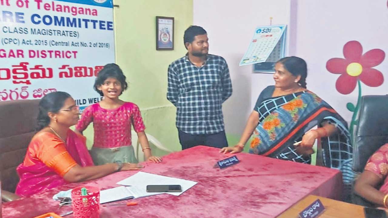 Karimnagar | ఎనిమిదేండ్ల బాలిక కోసం రెండు కుటుంబాల పోటీ.. మా బిడ్డే అంటే మా బిడ్డేనని కొట్లాట