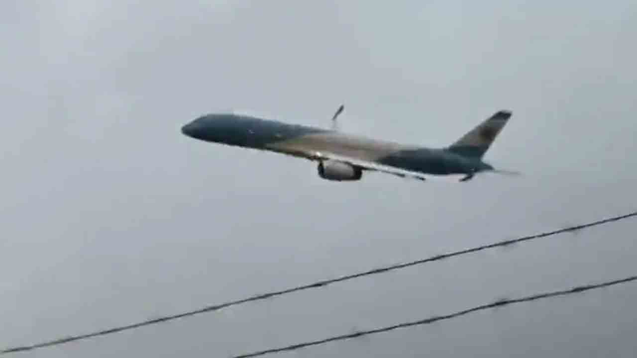 Watch: ఒక దేశ అధ్యక్షుడి విమానం ప్రమాదకరంగా స్టంట్‌.. వీడియో వైరల్‌