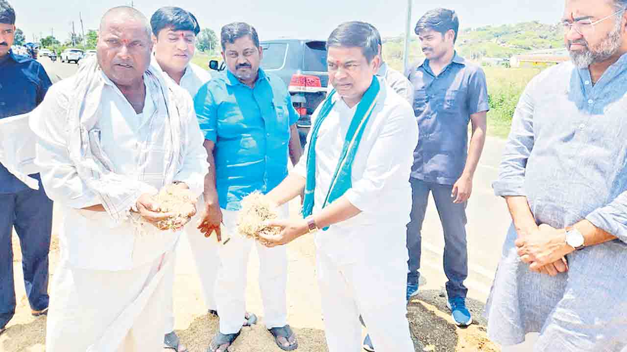 తడిసిన ధాన్యాన్ని ప్రభుత్వమే కొంటుంది