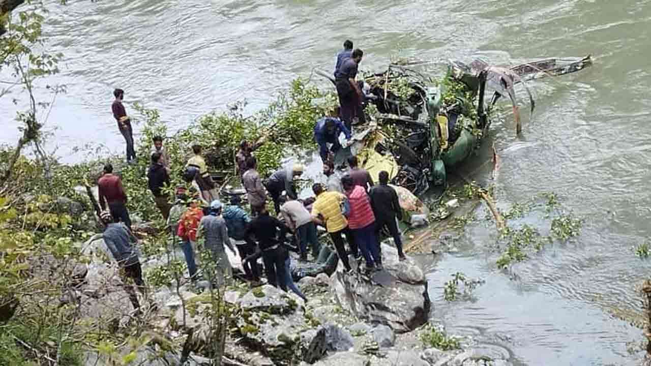 Army chopper | జమ్మూ కశ్మీర్‌లో కుప్పకూలిన ఆర్మీ హెలికాప్టర్‌