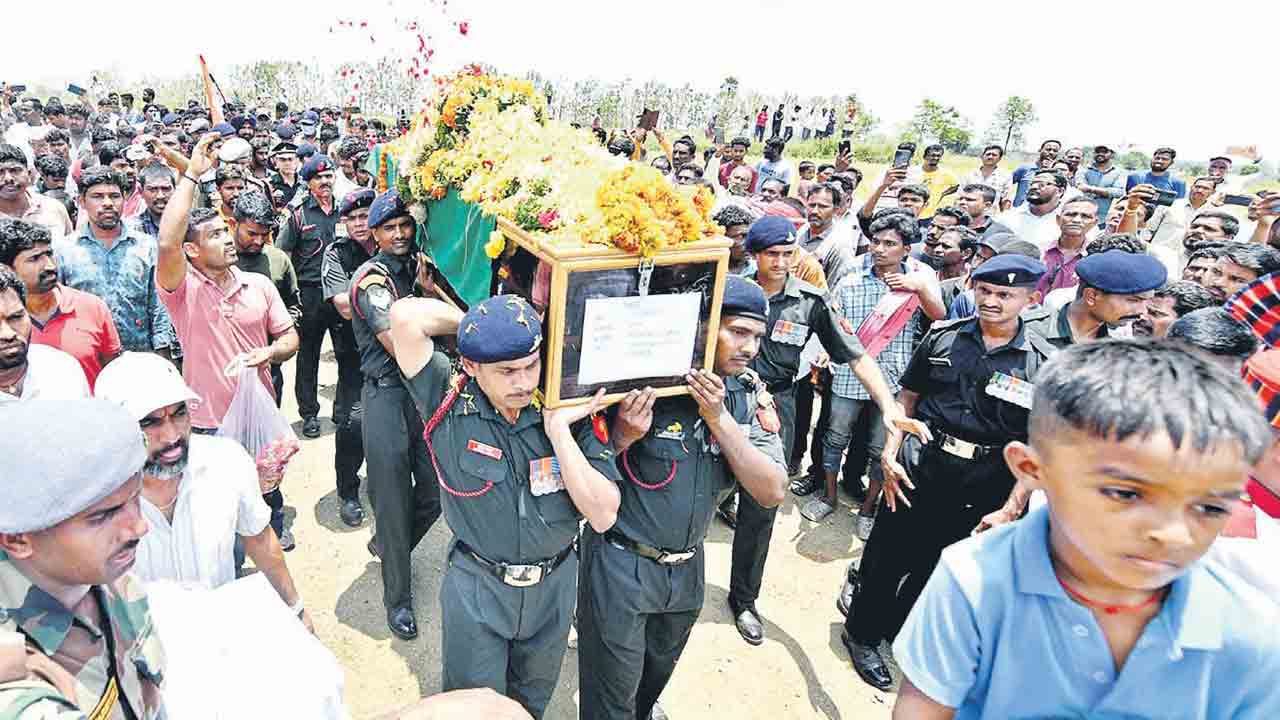 వీరుడికి కన్నీటి వీడ్కోలు