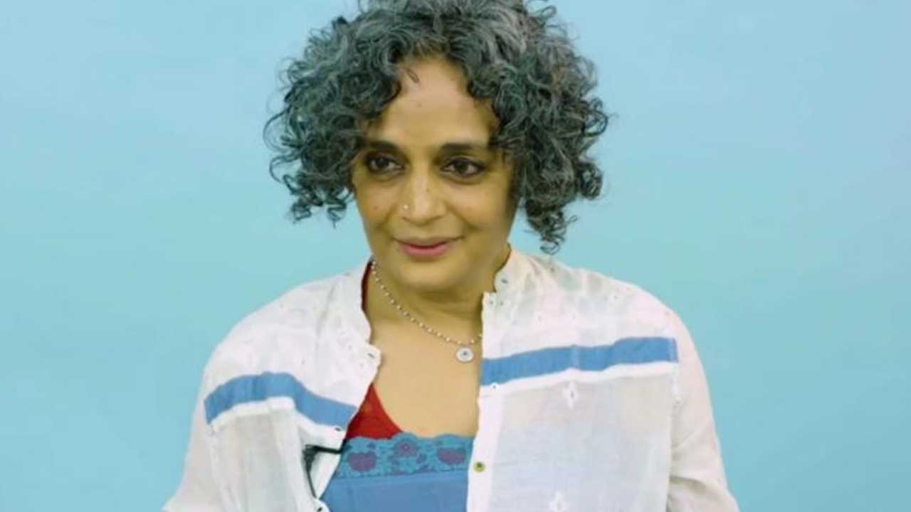 Arundhati Roy | బీజేపీకి చోటిస్తే కేరళ మాడి మసైతది: రచయిత్రి అరుంధతీరాయ్‌