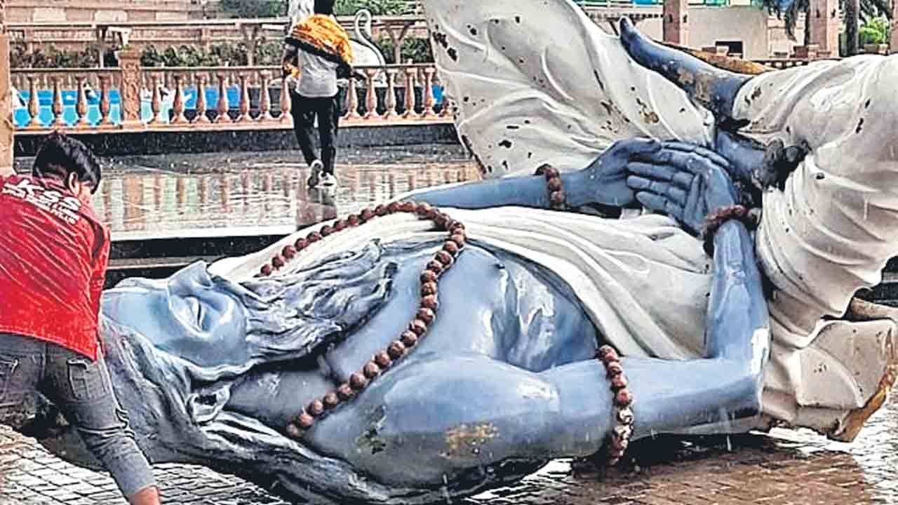 Double Engine Government |  నాసిరకం పనులు కేరాఫ్‌ బీజేపీ ప్రభుత్వాలు.. ఉజ్జయిని మహాకాల్‌ కారిడార్‌లో గాలికే నేలకూలిన ఆరు విగ్రహాలు