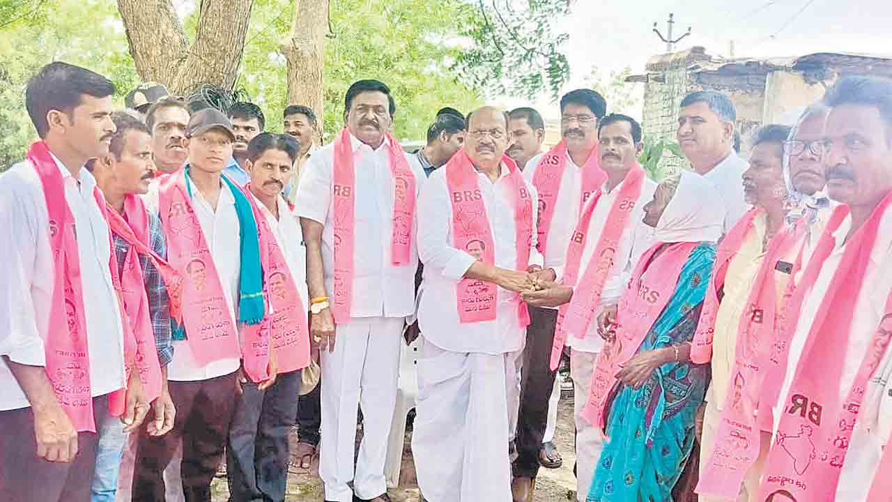 బీఆర్‌ఎస్‌లోకి గౌరారం ఉప సర్పంచ్‌