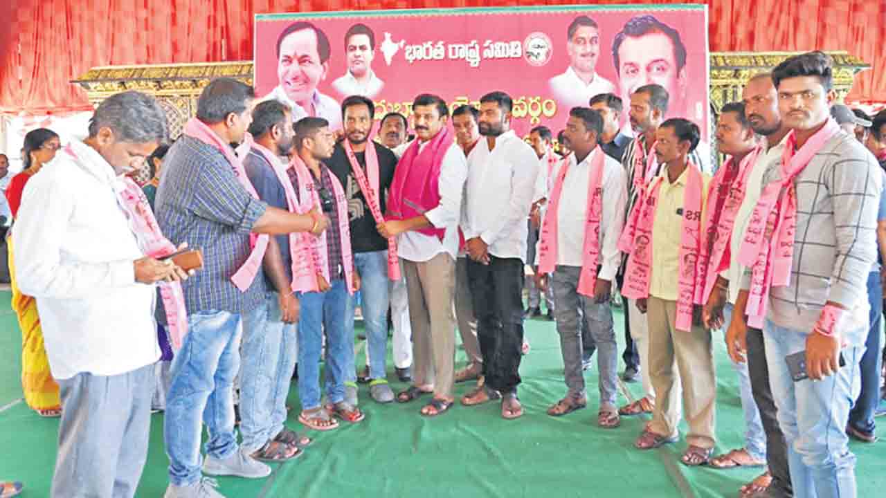 పనిచేసే ప్రభుత్వానికి అండగా ఉండాలి